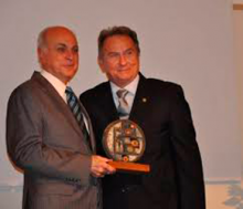 Edmundo Vitale recibe el premio